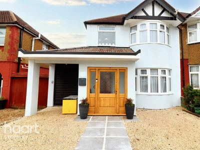3 bedroom semi-detached house for sale in Somerset Avenue, Luton, LU2