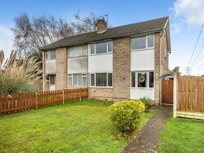3 bedroom semi-detached house for sale in Woodley, Convenient for schools and Southlake, RG5