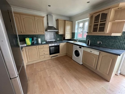 3 bedroom semi-detached house to rent Hayes, UB4 0AR