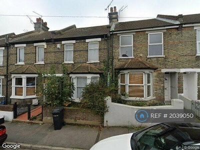 3 bedroom terraced house for rent in Russell Road, Gravesend, DA12