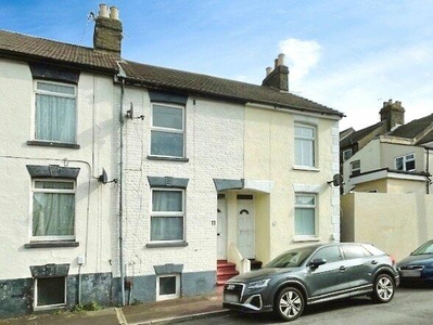 3 bedroom terraced house for rent in Seymour Road, Chatham, Kent, ME5