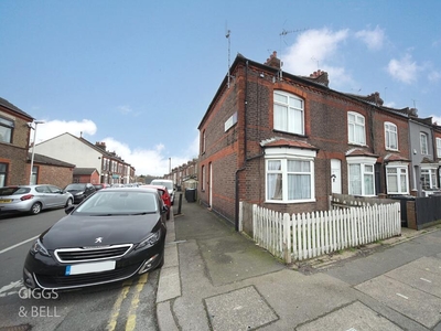 3 bedroom terraced house for sale in Moreton Road South, Luton, Bedfordshire, LU2