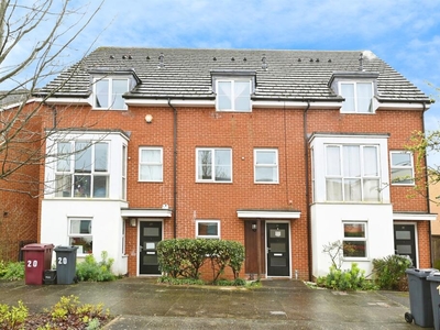 3 bedroom terraced house for sale in Puffin Way, Reading, RG2
