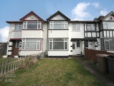 3 bedroom terraced house for sale in Stapleford Road, Luton, Bedfordshire, LU2