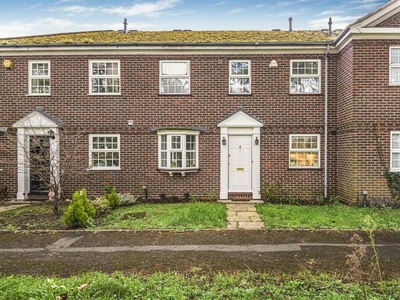 3 bedroom town house for sale in Benyon Court, Bath Road, Reading, RG1