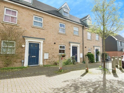 3 bedroom town house for sale in Mortimer Road, Bury St. Edmunds, IP32