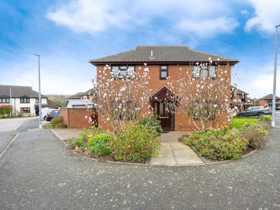 4 bedroom detached house for sale in Charndon Close, Luton, LU3