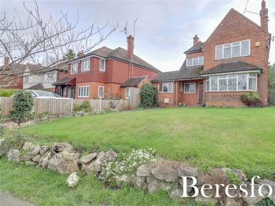 4 bedroom detached house for sale in Chelmsford Road, Shenfield, CM15