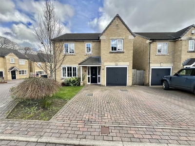 4 bedroom detached house for sale in Far Hunger Hill Close, Queensbury, Bradford, BD13