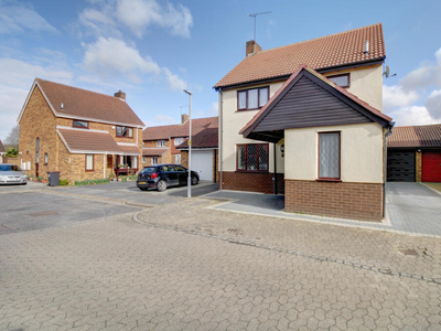4 bedroom detached house for sale in Freshwater Close, Luton, LU3