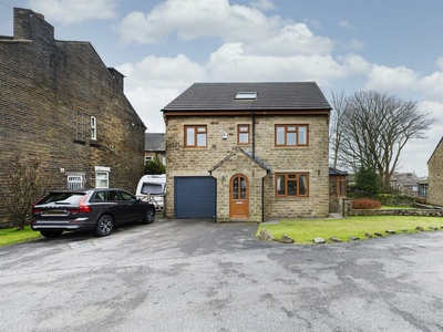 4 bedroom detached house for sale in High Peal Court, Queensbury, Bradford, BD13