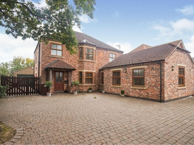 4 bedroom detached house for sale in Mill Lane, North Hykeham, LN6