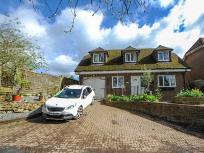 4 bedroom detached house for sale in Moncktons Lane, Maidstone, ME14