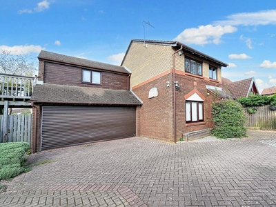 4 bedroom detached house for sale in Northcroft, Shenley Lodge, MK5