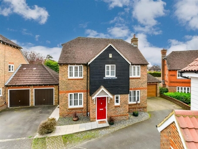 4 bedroom detached house for sale in Shaw Close, Maidstone, Kent, ME14