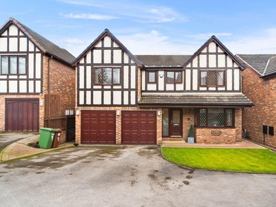 4 bedroom detached house for sale in The Oaks, Churwell, LS27