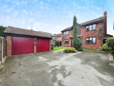 4 bedroom detached house for sale in Woodmere, Luton, LU3