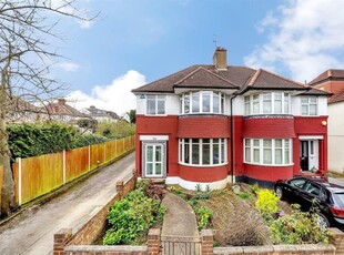 4 bedroom end of terrace house for rent in Great North Way, London, NW4