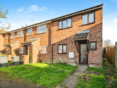 4 bedroom end of terrace house for sale in Plough Close, Luton, LU4