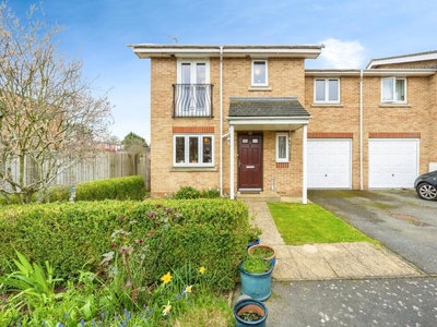 4 bedroom end of terrace house for sale in Poppy Close, Luton, LU3