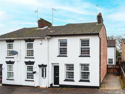 4 bedroom end of terrace house for sale in Summer Street, Slip End, Luton, Bedfordshire, LU1