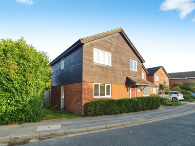 4 bedroom link detached house for sale in Milton Drive, Newport Pagnell, MK16