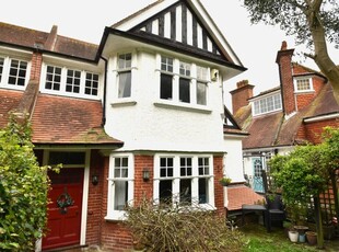 4 bedroom semi-detached house for rent in Upper Dukes Drive, Eastbourne, East Sussex, BN20