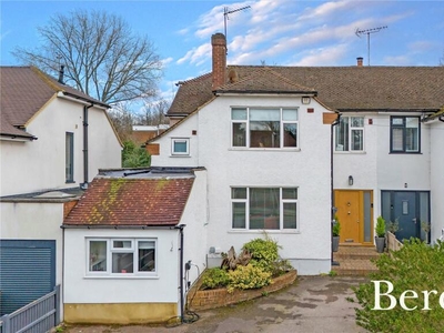 4 bedroom semi-detached house for sale in Friars Avenue, Shenfield, CM15