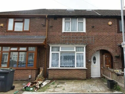 4 bedroom terraced house for sale in Connaught Road, Luton, Bedfordshire, LU4