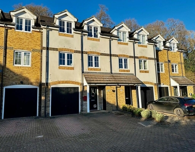 4 bedroom town house for sale in Badgers Rise, Woodley, Reading, RG5