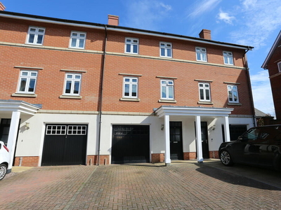 4 bedroom town house for sale in Barn Croft Drive, Lower Earley, RG6