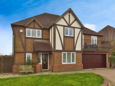 5 bedroom detached house for sale in Luxborough Grove, Furzton, Milton Keynes, MK4