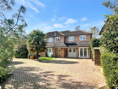 5 bedroom detached house for sale in Upper Stone Hayes, Great Linford, MK14