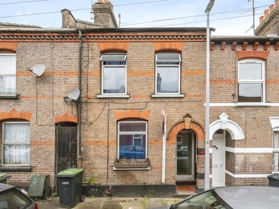 5 bedroom end of terrace house for sale in Cambridge Street, Luton, Bedfordshire, LU1