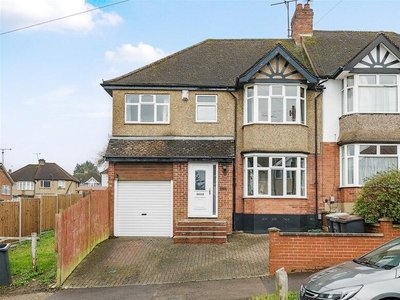5 bedroom semi-detached house for sale in Somerset Avenue, Luton, LU2