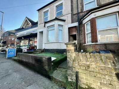5 bedroom terraced house for sale in Dallow Road, Luton, Bedfordshire, LU1