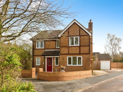 6 bedroom detached house for sale in Corinthian Close, Basingstoke, Hampshire, RG22