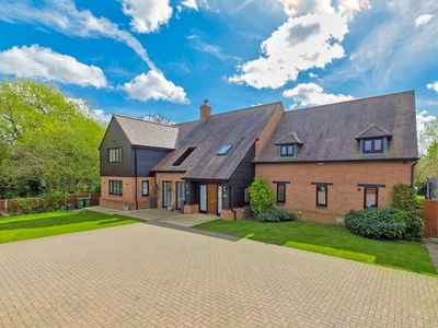 6 bedroom detached house for sale in Thirlby Lane, Shenley Church End, MK5
