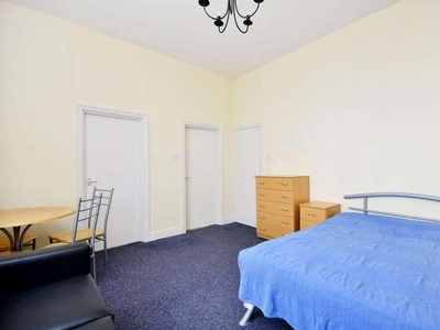 flat to rent in Cavendish Road,
NW6, London