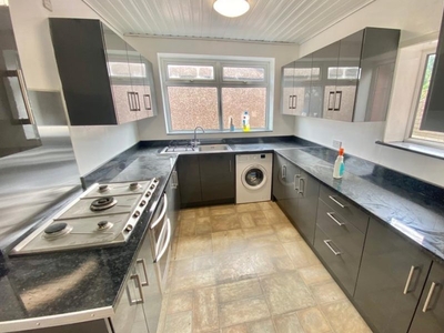 Mountjoy Road, HUDDERSFIELD - 4 bedroom house