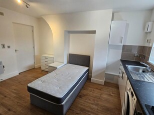 Studio flat for rent in Eccles Old Road, Manchester, Greater Manchester, M6