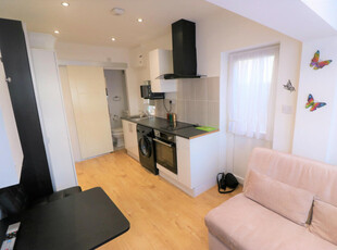 Studio flat for rent in Wanstead Park Road, Ilford, Essex, IG1