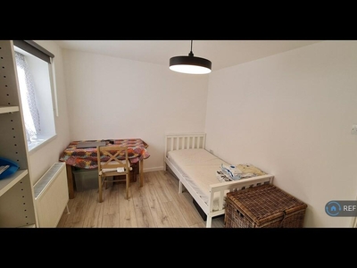 1 bedroom flat share for rent in Swingate Lane, London, SE18