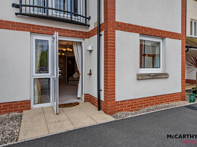 1 Bedroom Retirement Apartment – Purpose Built For Sale in Lymington, Hampshire