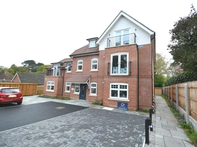 2 bedroom apartment for sale in Lower Blandford Road, Broadstone, Dorset, BH18