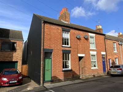 3 bedroom end of terrace house for sale in Park Road, Stony Stratford, Milton Keynes, MK11
