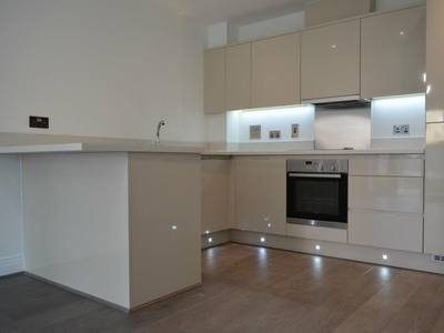 2 bedroom flat for rent in Buttercup Court, Southgate, N14