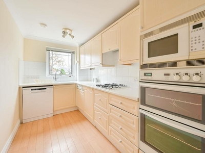 2 bedroom flat for rent in CHASE SIDE, N14 4PH, Southgate, London, N14
