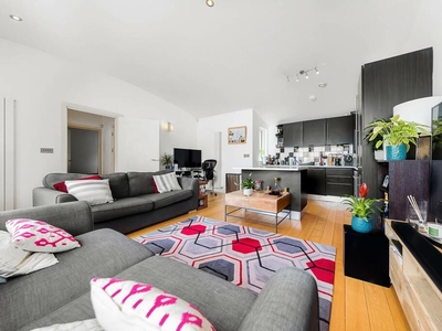 2 bedroom flat for rent in Gerards Place, Clapham Common North Side, London, SW4