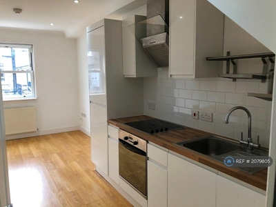 2 bedroom flat for rent in Halford Road, London, SW6